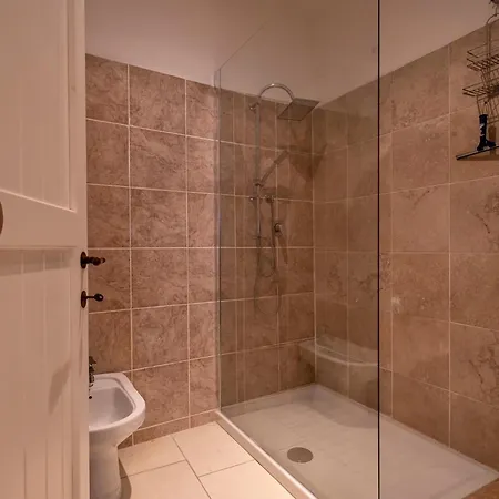 The Bar 2 Live In 公寓