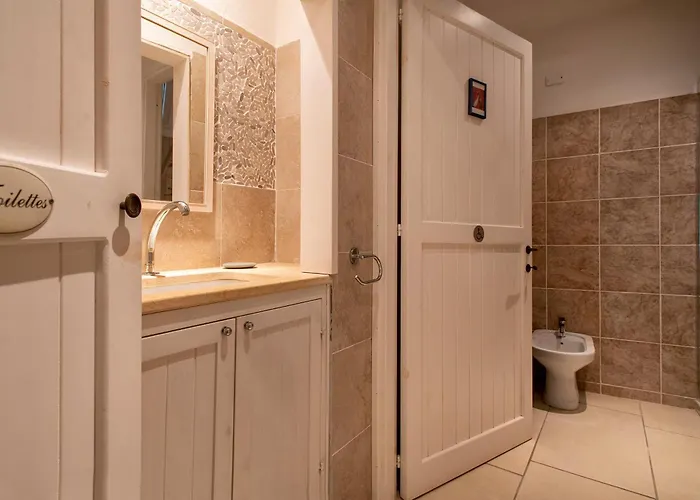 The Bar 2 Live In Apartment *