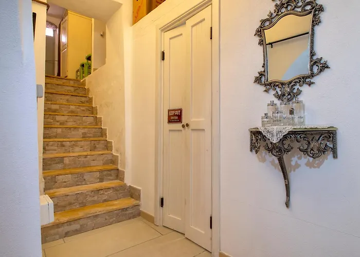 The Bar 2 Live In Apartment *